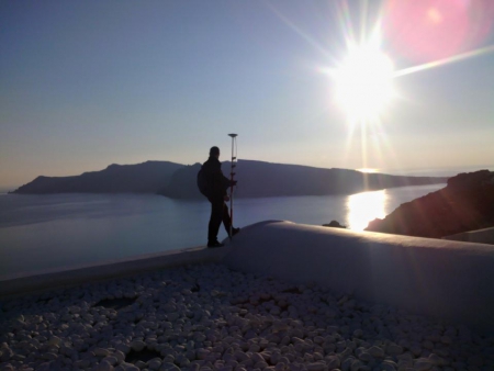 A&rho;&chi;&iota;&tau;&epsilon;&kappa;&tau;&omicron;&nu;&iota;&kappa;ή &kappa;&alpha;&iota; &Tau;&omicron;&pi;&omicron;&gamma;&rho;&alpha;&phi;&iota;&kappa;ή &alpha;&pi;&omicron;&tau;ύ&pi;&omega;&sigma;&eta; &sigma;&epsilon; έ&nu;&alpha; &alpha;&pi;&omicron; &tau;&alpha; &epsilon;&mu;&beta;&lambda;&eta;&mu;&alpha;&tau;&iota;&kappa;ό&tau;&epsilon;&rho;&alpha; &xi;&epsilon;&nu;&omicron;&delta;&omicron;&chi;&epsilon;ί&alpha; &tau;&eta;&sigmaf; &Sigma;&alpha;&nu;&tau;&omicron;&rho;ί&nu;&eta;&sigmaf;, &tau;&iota;&sigmaf; "Katikies"